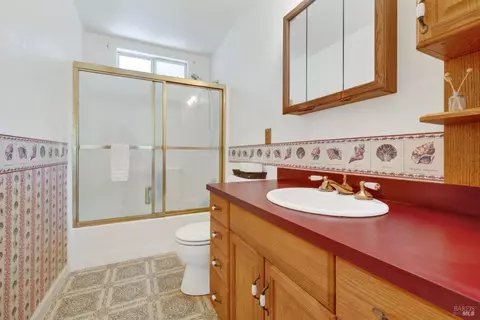 Bath - 810 Mcnab Ranch Rd, Ukiah, CA 95482 photo 2 of 2