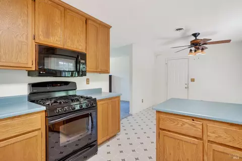 Kitchen - 810 Mcnab Ranch Rd, Ukiah, CA 95482 photo 2 of 3