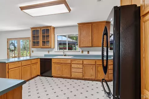 Kitchen - 810 Mcnab Ranch Rd, Ukiah, CA 95482 photo 3 of 3
