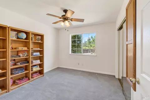 Bedroom - 810 Mcnab Ranch Rd, Ukiah, CA 95482 photo 6 of 7