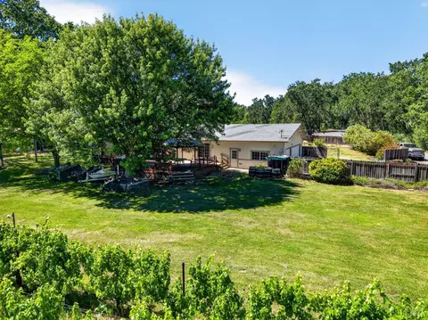Exterior - 810 Mcnab Ranch Rd, Ukiah, CA 95482 photo 4 of 8