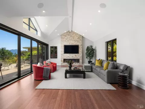 Living - 9 Burrell Ct, Tiburon, CA 94920 photo 2 of 6