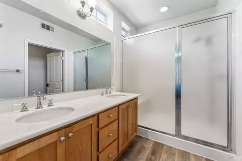 Bath - 5014 Staghorn Dr, Vallejo, CA 94591 photo 2 of 3