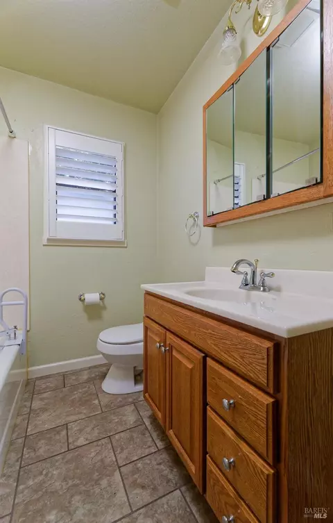 Bath - 109 Starr Ave, Vallejo, CA 94590 photo 1 of 3