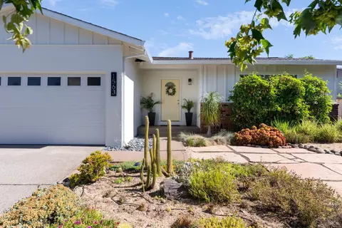 1563 Shay Dr, Santa Rosa, CA 95401