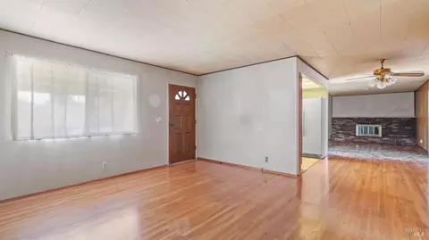 Living - 2260 Nottingham Dr, Fairfield, CA 94533 photo 3 of 5