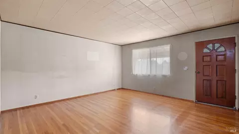 Living - 2260 Nottingham Dr, Fairfield, CA 94533 photo 2 of 5