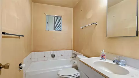 Bath - 2260 Nottingham Dr, Fairfield, CA 94533 photo 1 of 2