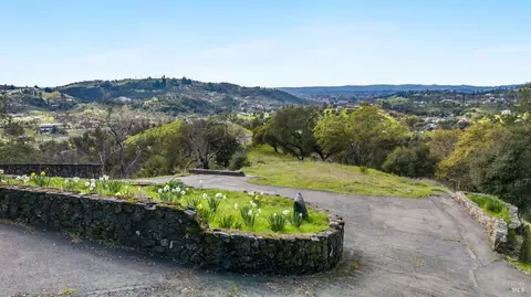 5707 Idlewood Dr, Santa Rosa, CA 95404
