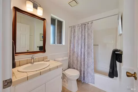 Bath - 4542 Thomas Rd, Sebastopol, CA 95472 photo 2 of 4