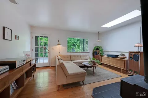 Living - 4542 Thomas Rd, Sebastopol, CA 95472 photo 3 of 5