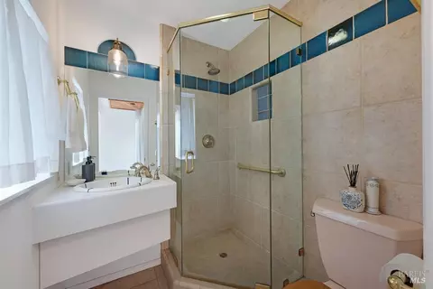 Bath - 4542 Thomas Rd, Sebastopol, CA 95472 photo 1 of 4