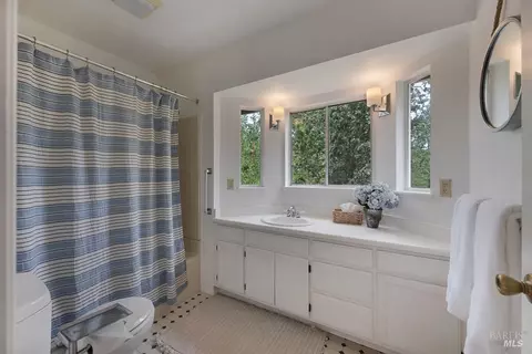 Bath - 4542 Thomas Rd, Sebastopol, CA 95472 photo 3 of 4