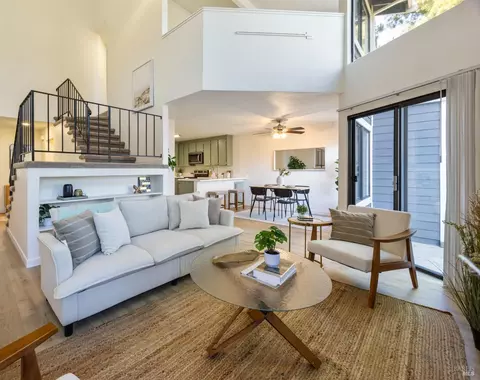 902 Marylyn Cir, Petaluma, CA 94954
