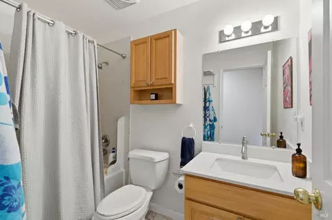 Bath - 9549 Orion Dr, Windsor, CA 95492 photo 1 of 2