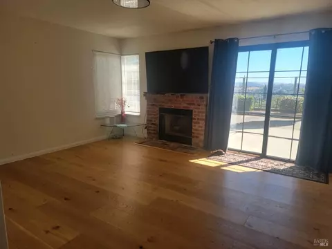 Living - 825 Britannia Dr, Vallejo, CA 94591 photo 2 of 3