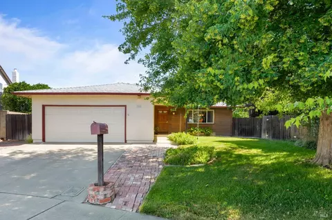 1360 Hemingway Ct, Dixon, CA 95620