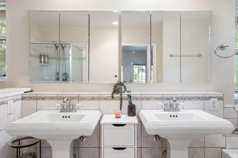 Bath - 25843 Bear Ln, Willits, CA 95490 photo 2 of 2