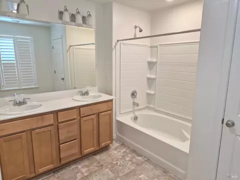 Bath - 1440 Goldfield Ln, Dixon, CA 95620 photo 4 of 4