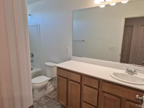 Bath - 1440 Goldfield Ln, Dixon, CA 95620 photo 3 of 4