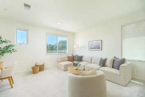 Living - 504 Ruby St, Petaluma, CA 94952 photo 2 of 3