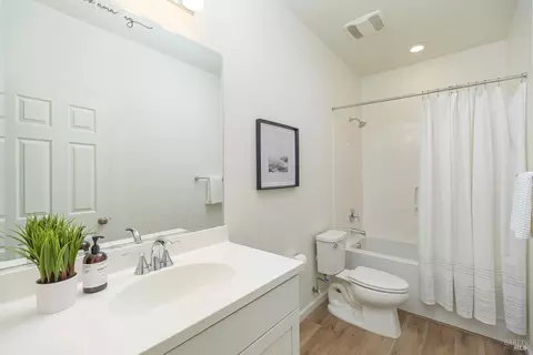 Bath - 504 Ruby St, Petaluma, CA 94952 photo 4 of 4