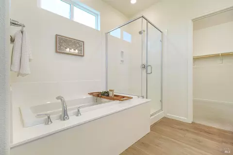 Bath - 504 Ruby St, Petaluma, CA 94952 photo 3 of 4