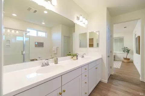 Bath - 504 Ruby St, Petaluma, CA 94952 photo 2 of 4