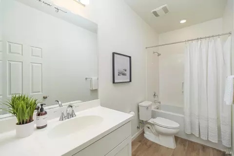 Bath - 504 Ruby St, Petaluma, CA 94952 photo 4 of 4