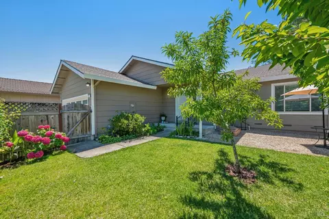 2321 Mandarin Ln, Santa Rosa, CA 95401