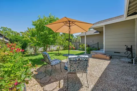 2321 Mandarin Ln, Santa Rosa, CA 95401