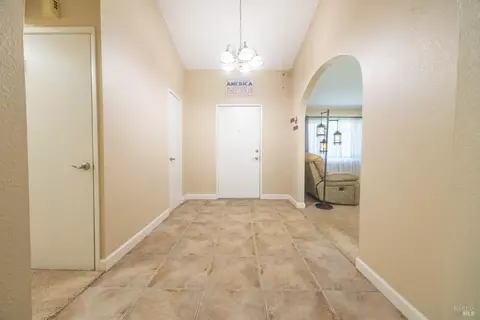 Entry Way - 701 Sequoia Dr, Fairfield, CA 94533 photo 2 of 4