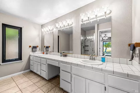 Bath - 8409 Kobert Ct, Winters, CA 95694 photo 4 of 5