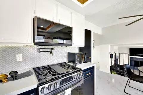 Kitchen - 1305 Corcoran Ave, Vallejo, CA 94589 photo 4 of 8