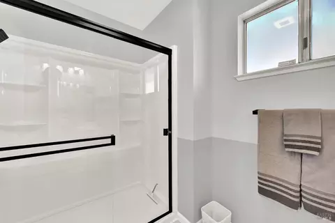 Bath - 1305 Corcoran Ave, Vallejo, CA 94589 photo 5 of 5