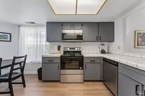 Kitchen - 189 Nalisty Dr, Vallejo, CA 94590 photo 2 of 5