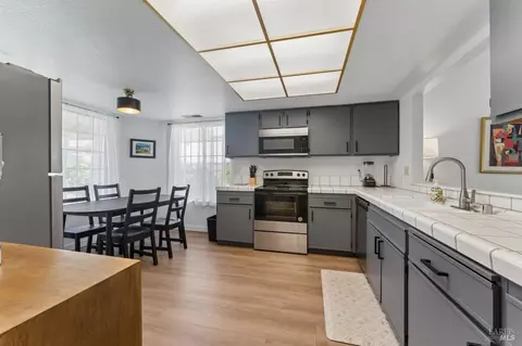 Kitchen - 189 Nalisty Dr, Vallejo, CA 94590 photo 3 of 5