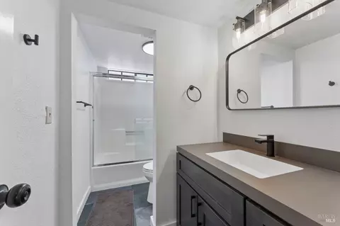 Bath - 189 Nalisty Dr, Vallejo, CA 94590 photo 1 of 2