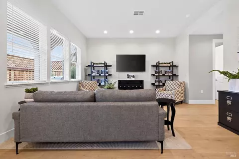 Living - 341 Cornell St, Windsor, CA 95492 photo 2 of 3