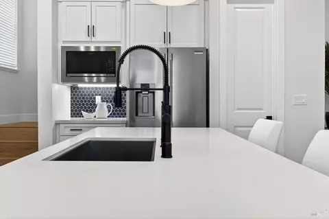 Kitchen - 333 Cornell St, Windsor, CA 95492 photo 4 of 10