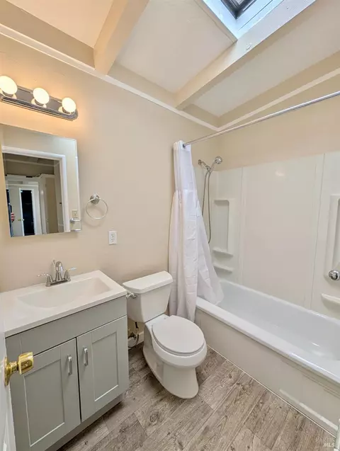 Bath - 1237 Coronel Ave, Vallejo, CA 94591 photo 2 of 2