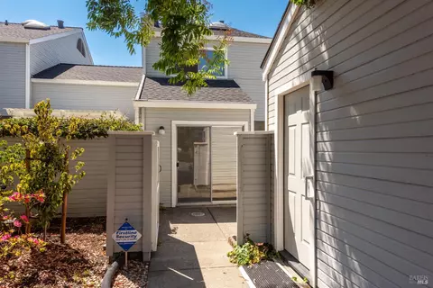 2324 Lakeview Dr, Santa Rosa, CA 95405