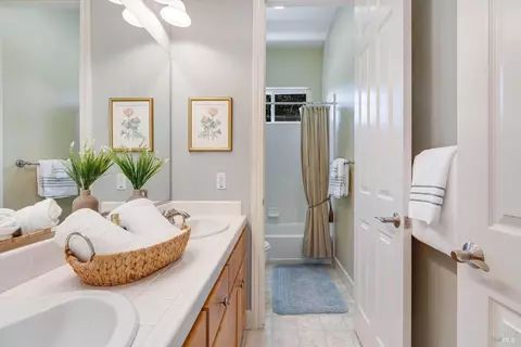Bath - 201 Macarthur Ln, Sonoma, CA 95476 photo 2 of 4