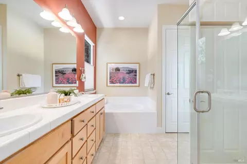 Bath - 201 Macarthur Ln, Sonoma, CA 95476 photo 4 of 4