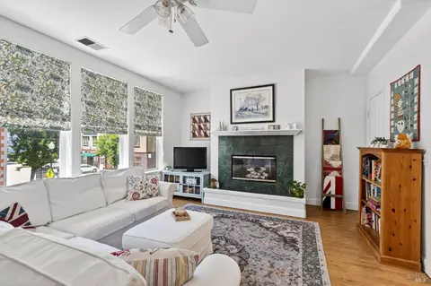 1049 Mcclelland Dr, Windsor, CA 95492