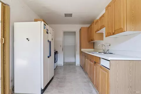 Kitchen - 27 Goree Ct, Martinez, CA 94553 photo 2 of 2
