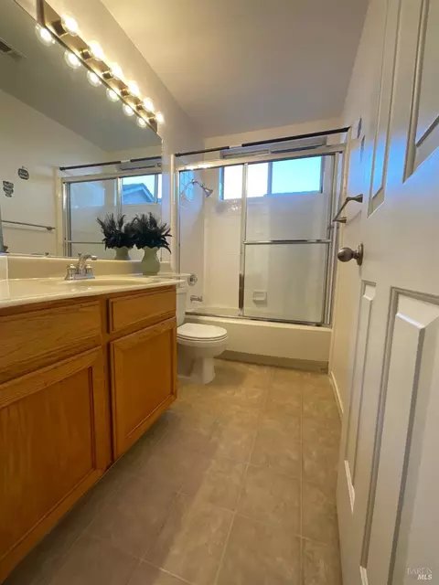 Bath - 505 Edwards Ct, Suisun City, CA 94585 photo 3 of 3