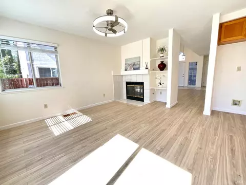 Living - 505 Edwards Ct, Suisun City, CA 94585 photo 6 of 7