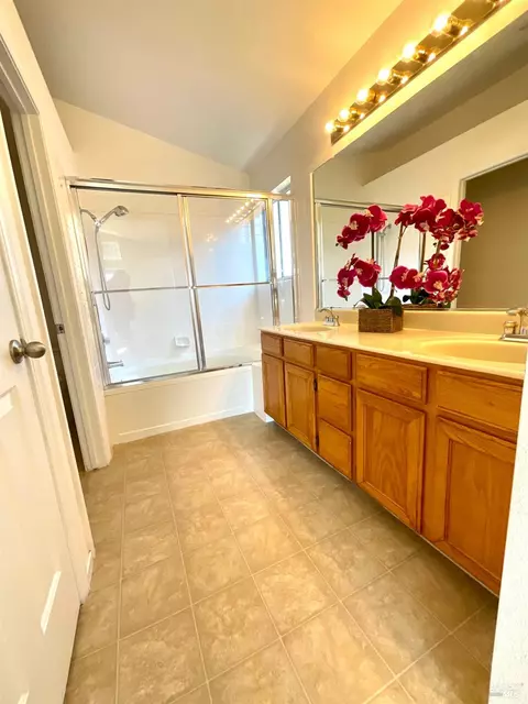 Bath - 505 Edwards Ct, Suisun City, CA 94585 photo 2 of 3