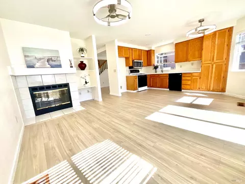 Living - 505 Edwards Ct, Suisun City, CA 94585 photo 7 of 7